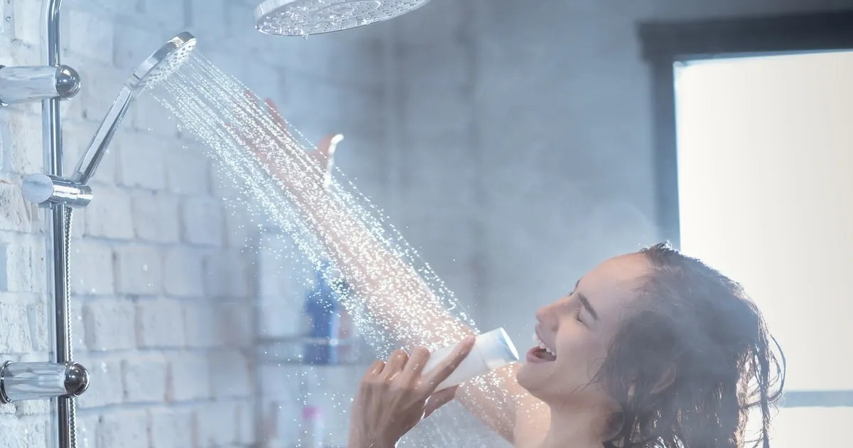 Richtig lüften im Herbst: so halten Sie Schimmel im Bad fern