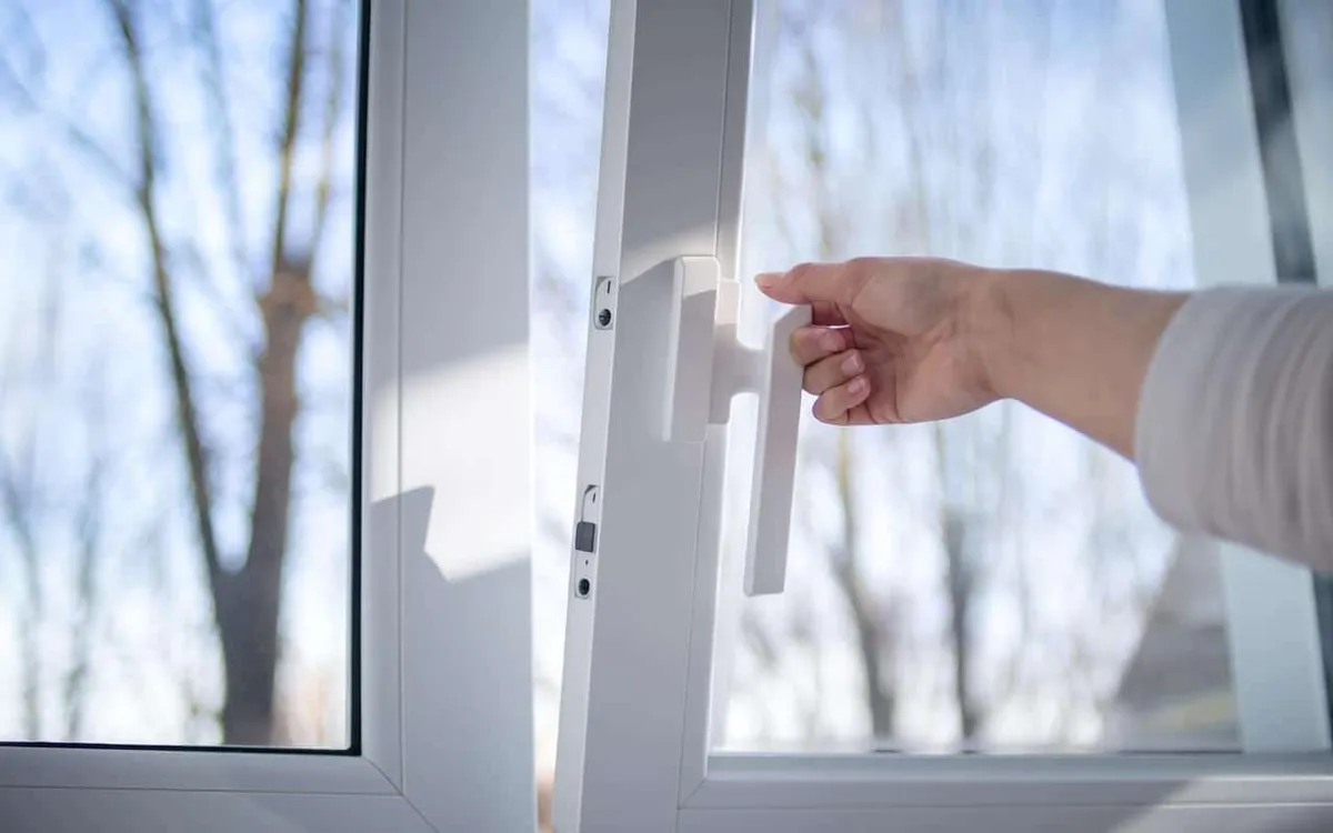 Besser lüften im Winter: Warum man morgens zwischen 8 und 10 Uhr besser nicht die Fenster öffnet