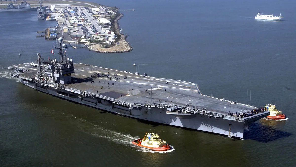 Auf und Ab des Flugzeugträgers USS John F. Kennedy